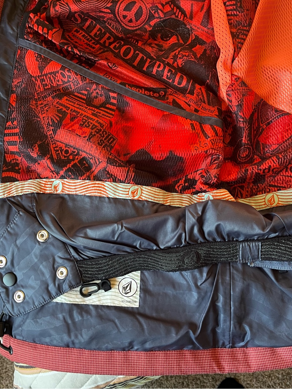 Volcom Snow Jacket - Large - Picture 13 of 16
